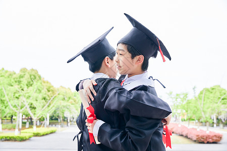 毕业不分离小学毕业生拥抱告别背景