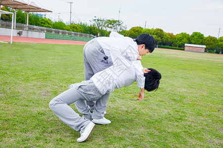 小学生打架教育嬉闹的高清图片