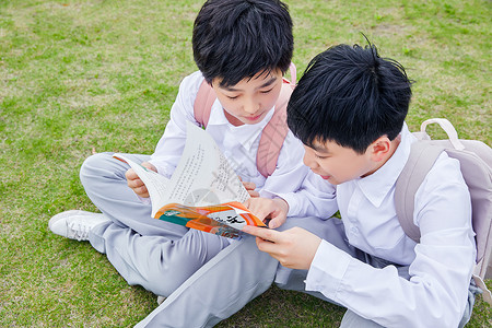 小学生户外阅读高清图片