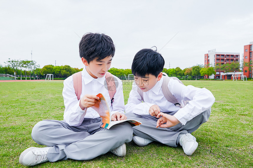 小学生操场阅读图片