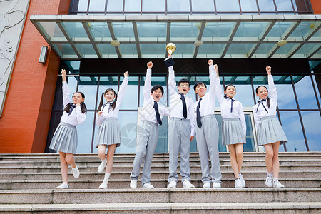 小学生集体举奖杯背景图片