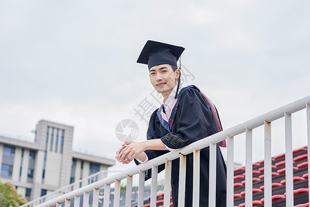 男大学毕业生图片