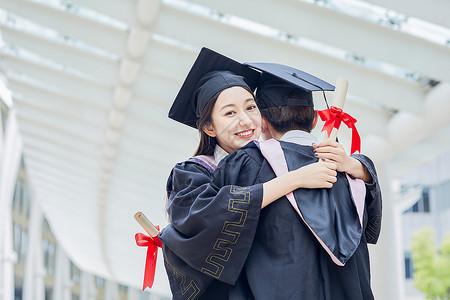 大学毕业生拥抱告别背景图片