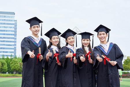 手拿证书的大学毕业生背景图片