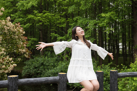 夏日森林青春美女郊游背景