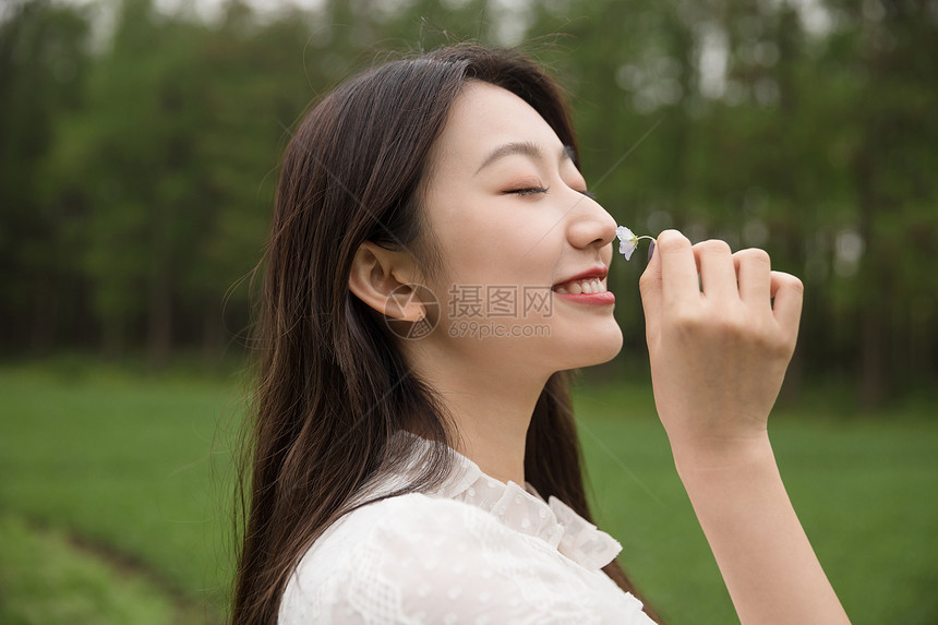 清新美女郊游图片