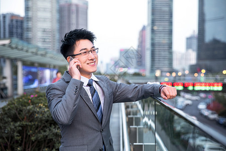 打电话的男士商务精英户外打电话背景