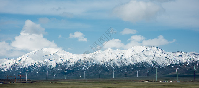 海上风机新疆天山雪山背景