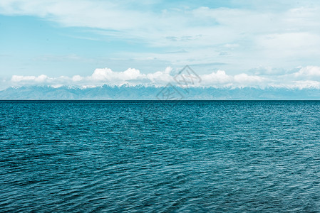 新疆赛里木湖湖水背景图片