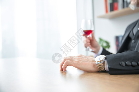 商务男士品红酒高清图片