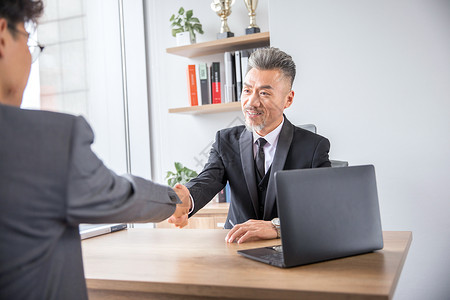 商务男士会谈图片