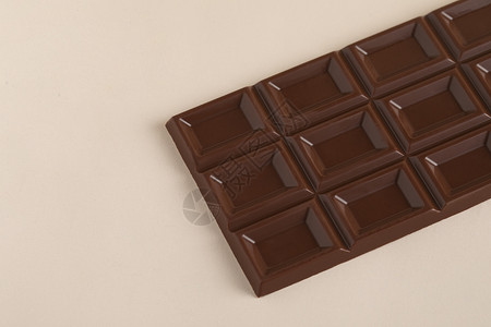 黑巧克力棒一整块巧克力背景