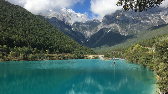 高山流水成碧湖玉龙雪山蓝月谷背景