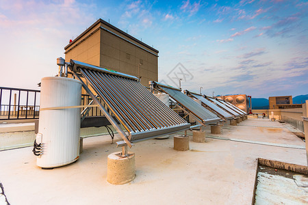 炼油装置房顶上的太阳能装置背景
