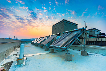 慈善活动日房顶上的太阳能装置背景