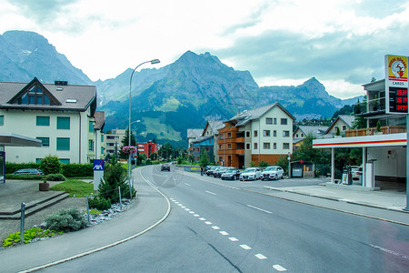 瑞士铁力士雪山脚下的小镇图片