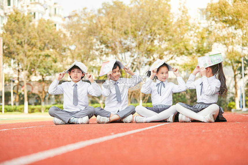 小学生操场上看书图片