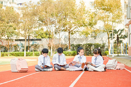 小学生操场上看书背景图片