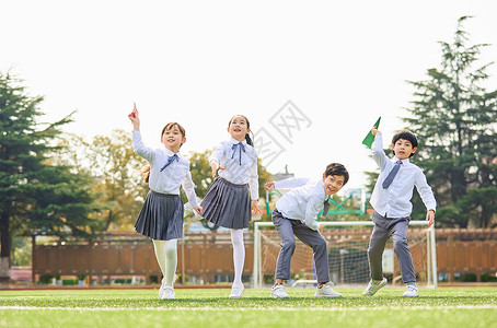 小学生扔纸飞机图片素材