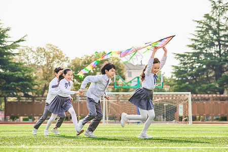 小学生放风筝图片素材