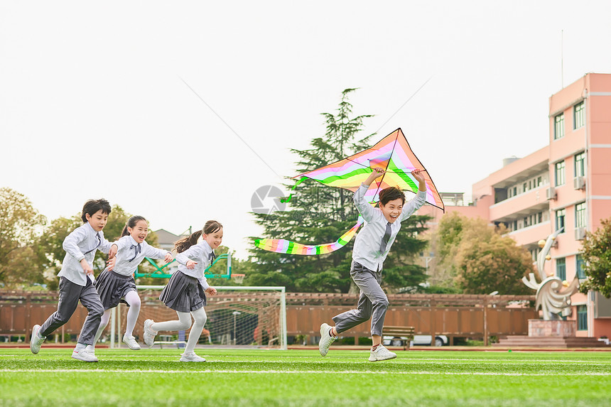 小学生放风筝图片