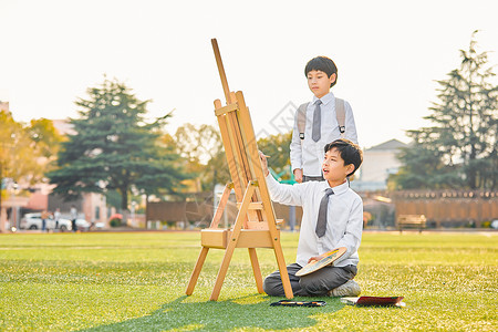 画画写生男孩小学生操场上画画背景