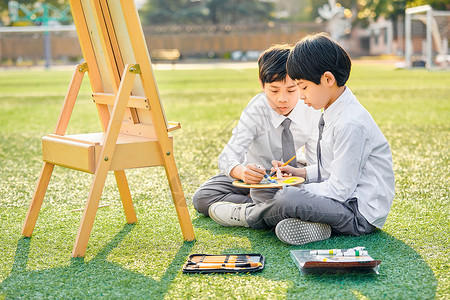 画画写生男孩小学生操场上画画背景