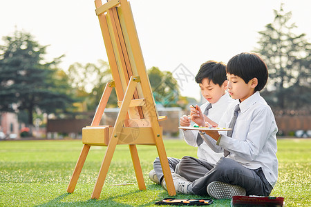 画画写生男孩小学生操场上画画背景