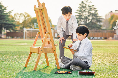 画画写生男孩小学生操场上画画背景