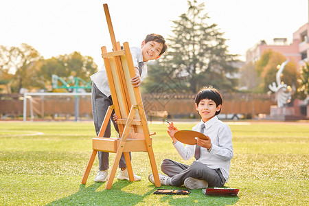 绘画背景小学生在操场画画背景