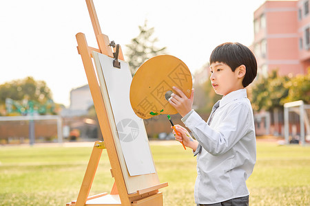 画画写生男孩小学生操场上画画背景