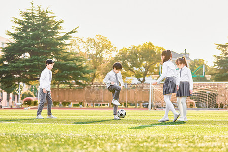 小学生下课小学生操场踢足球背景