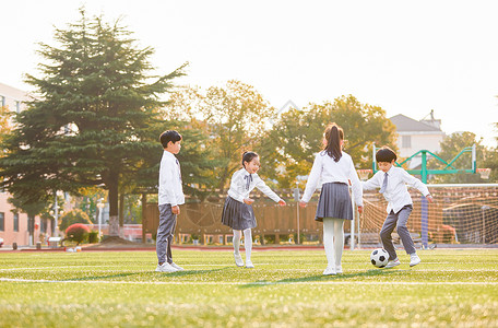 足球体育课小学生操场踢足球背景