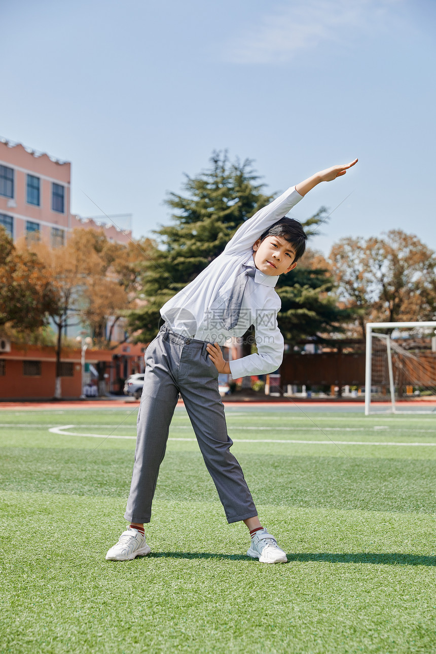 小学生在操场上做广播体操图片