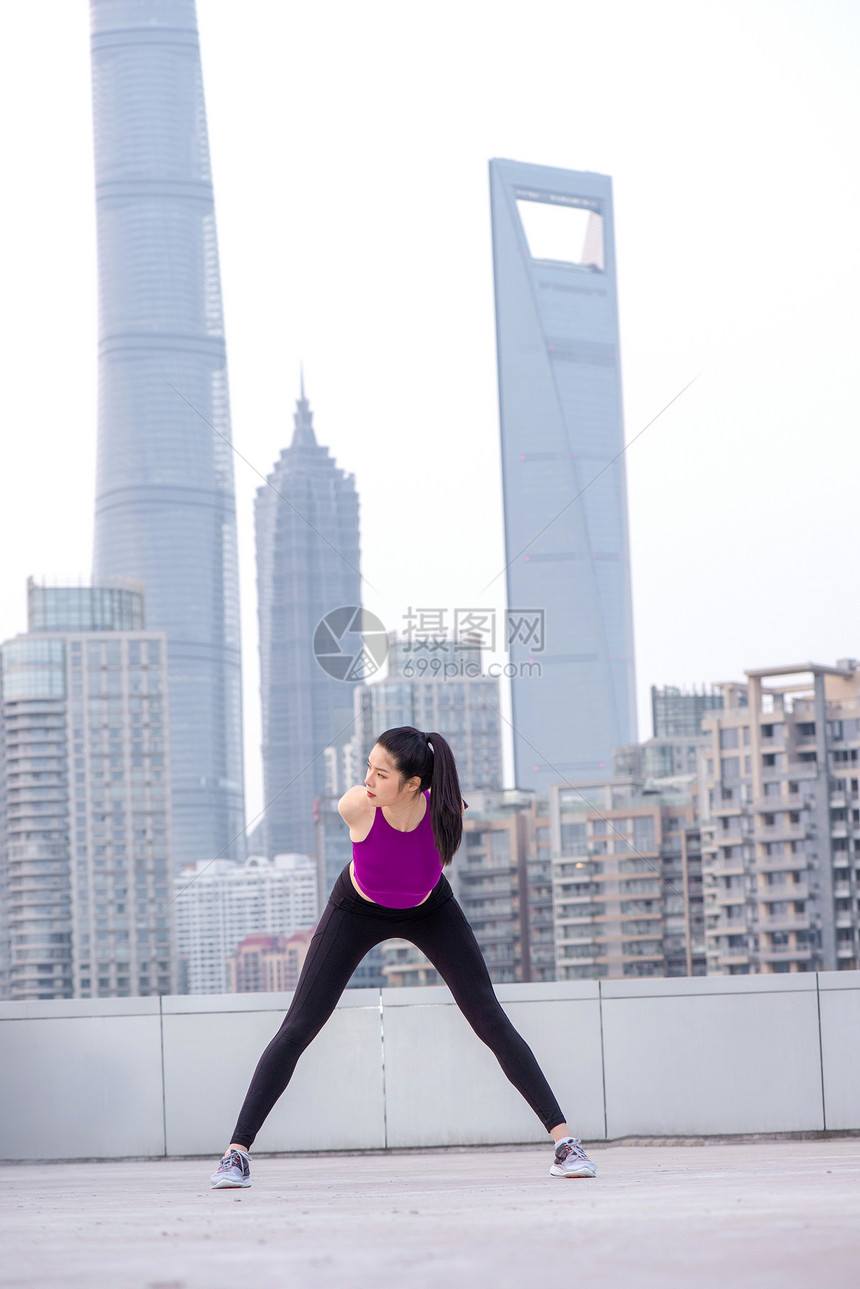 美女运动热身图片