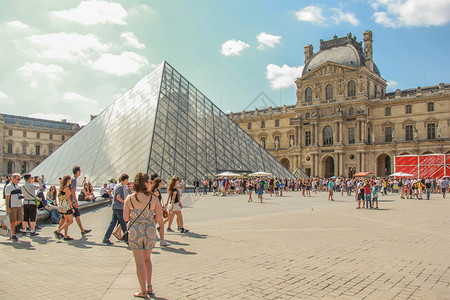 法国巴黎卢浮宫广场的玻璃金字塔玻璃建筑高清图片素材