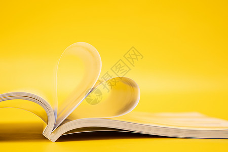 书籍爱心形状黄色创意桌面书本背景
