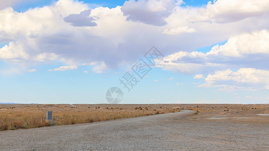 荒漠中公路敦煌雅丹戈壁滩背景