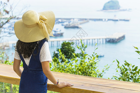 女孩看海眺望远方背影高清图片