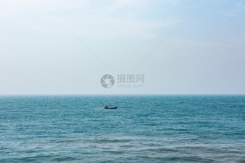 海上小船图片