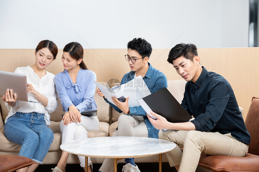 青年男女学习交流图片