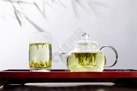 绿茶竹叶青玻璃茶杯高清图片