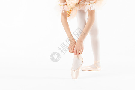 小孩系鞋带舞蹈芭蕾系鞋带特写背景