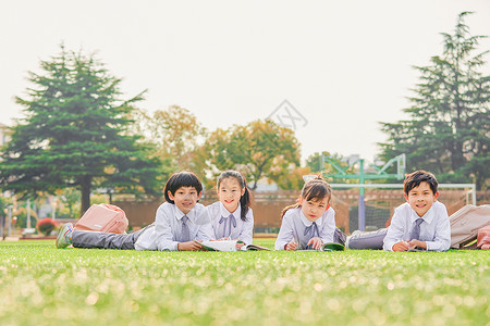 小学生户外阅读操场高清图片素材