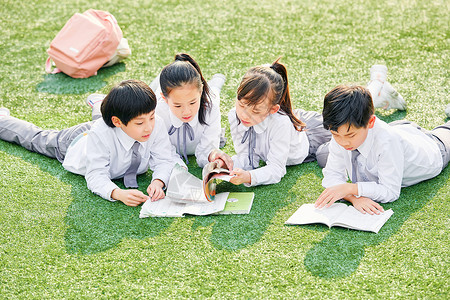 草地上读书小学生户外阅读背景