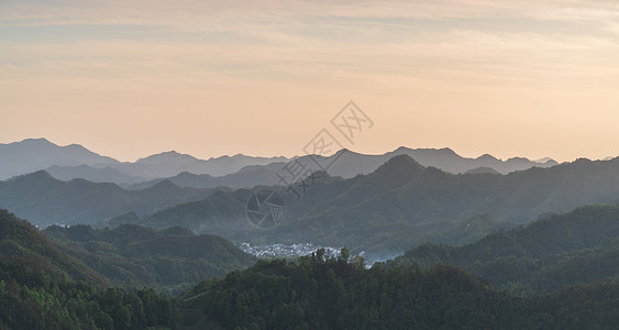 夕阳群山与村落背景图片