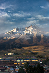 小县城祁连县牛心山晨曦背景