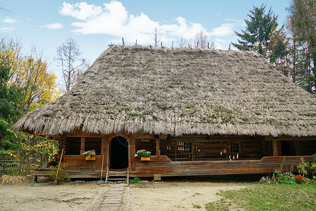 山上的茅草屋乌克兰传统民居背景