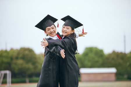 学生毕业拥抱告别高清图片