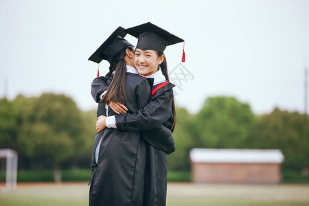 学生毕业拥抱告别背景图片